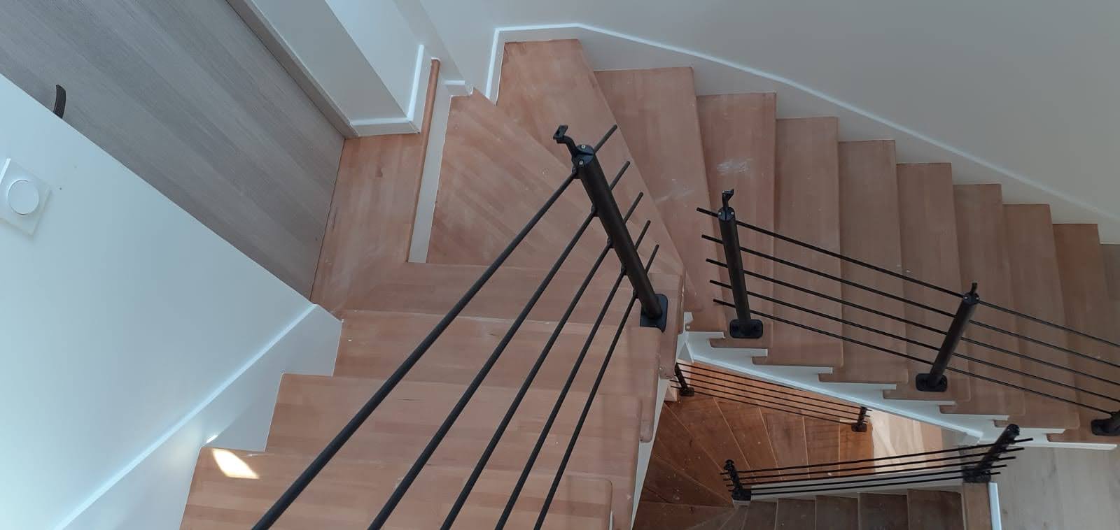 Escalier en bois avec garde-corps noir