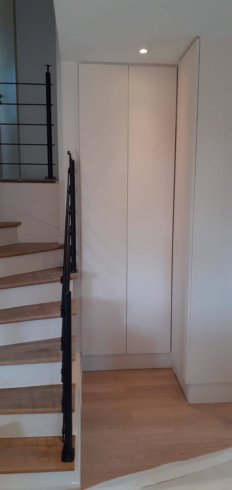 Finitions d’un aménagement intérieur sur mesure.